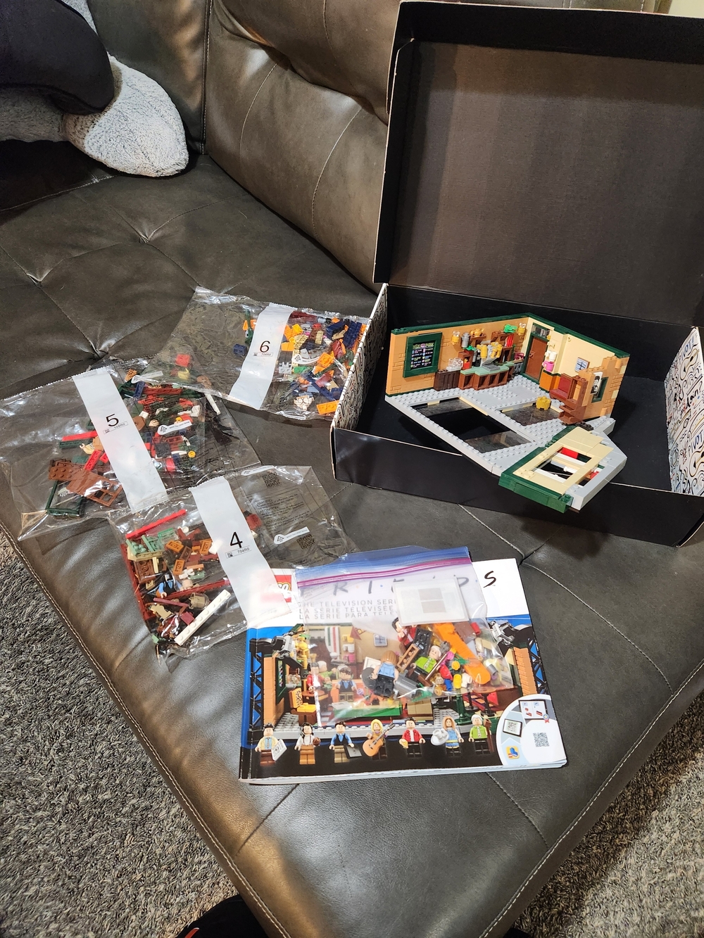 Like New LEGO FRIENDS Central Perk TV Set - Brown & Multicolor Complete! - Picture 4 of 11